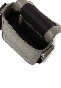 Borsa a tracolla in pelle grigia con texture intrecciata, tracolla regolabile, tasca con zip e fodera interna in tessuto nero. Design compatto e strutturato.