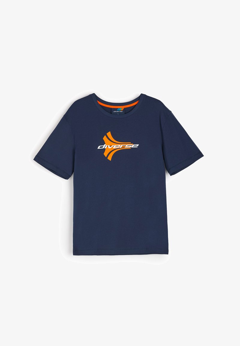 Granatowa bawełniana koszulka z krótkim rękawem, z wyraźnym pomarańczowym logo z przodu oraz okrągłym dekoldem.