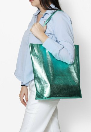 Borsa a tote metallica color teal con texture liscia e forma strutturata, dotata di manici lunghi per un facile trasporto.