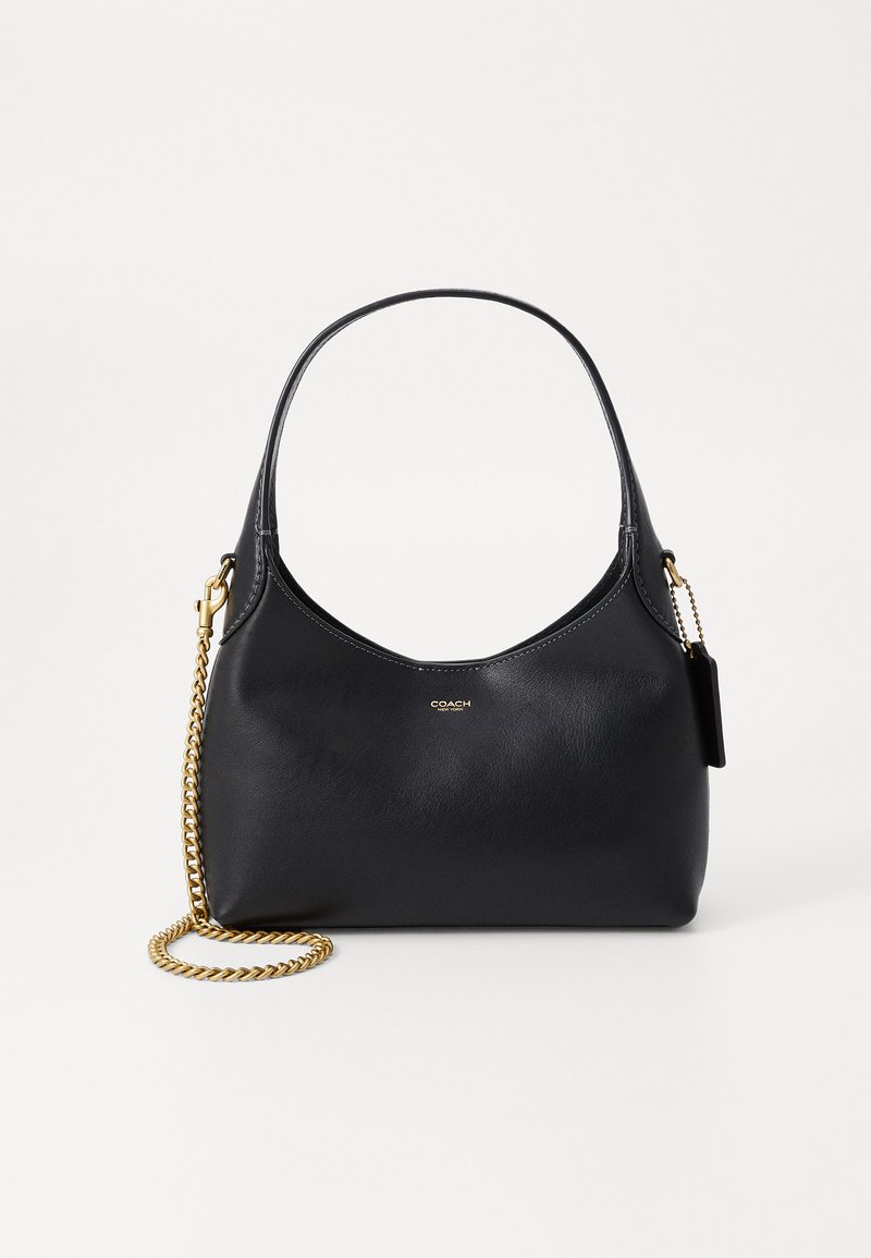 Sac à main en cuir noir avec une forme arrondie. Présente une bandoulière en chaîne dorée, un détail de logo et une texture lisse.