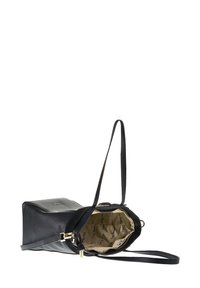 Zwarte leren handtas met een gestructureerde buitenkant, rechthoekige vorm, gouden hardware accenten en een lichtgekleurde binnenkant met een logo-patroon.