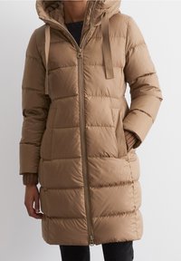 Parka acolchada en marrón claro con costuras horizontales, capucha y cremallera frontal. Cuenta con bolsillos laterales y puños de canalé.