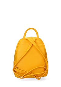 Sac à dos en cuir jaune avec des sangles ajustables et une poignée supérieure, présenté de l'arrière sur fond blanc.