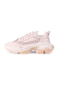 Zapatillas de deporte de color rosa claro con un acabado texturizado, acentos trenzados en los laterales y una suela de goma gruesa en beige. Presentan cordones redondos y una lengüeta.