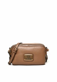 Borsa a tracolla in pelle sintetica marrone con accessori in oro, placca con logo, chiusura con zip e tracolla regolabile. Forma rettangolare, texture liscia.