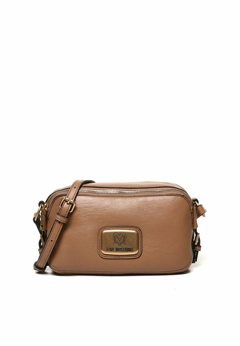 Borsa a tracolla in pelle sintetica marrone con accessori in oro, placca con logo, chiusura con zip e tracolla regolabile. Forma rettangolare, texture liscia.