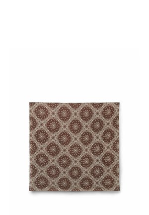 Tissu carré marron avec un motif floral et géométrique circulaire crème répété, présenté à plat sur un fond blanc.