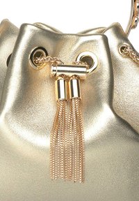 Goldfarbene Metalltasche mit strukturiertem Bezug, goldenen Hardware-Details und einem dekorativen Kettenquastenverschluss.