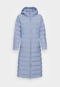 Abrigo acolchado azul claro con capucha, de longitud larga, patrón acolchado horizontal, cierre frontal con cremallera y un sutil detalle de logo en el pecho.