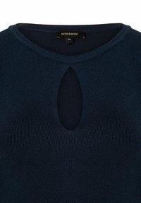 Marineblauw geribbeld topje met een ronde uitsnijding bij de hals, vervaardigd uit een textuurstof, met een label zichtbaar bij de kraag.