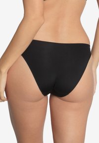 Schwarze Bikinihose aus glattem Material. Sie verfügt über einen tiefen Schnitt mit sauberen Kanten und minimaler Abdeckung, die für Komfort und Flexibilität sorgt.