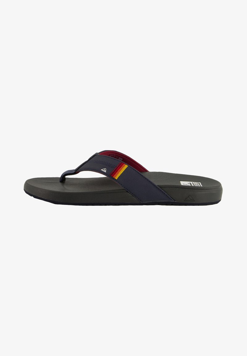 Heren flip-flop sandaal met een marineblauwe band, rode accent en grijze zool. Heeft een gestructureerde voetbed en een verstelbaar tussenstukontwerp voor comfort.