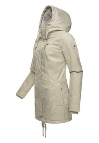 Beige waterdichte parka jas met capuchon, verstelbare taille, zijzakken en textuurvoering. Voorzien van rits- en drukknoopsluitingen.