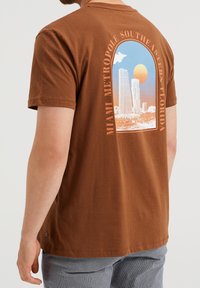 WE Fashion Triko s potiskem - light brown