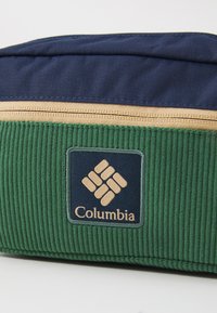 Columbia TRAIL TRAVELER™ HIP PACK UNISEX - Rumpetaske - rain forest/collegiate navy