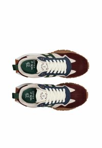 Zapatillas multicolores que combinan materiales de ante y malla, con una suela marrón, cordones blancos y detalles en verde. Talla 42 marcada en el interior.