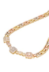 Guld-, sølv- og rosaguldmetal halskæde med rektangulære led, der skifter med firkantede, glitrende accenter i forskellige farver.