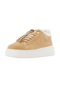 Sneaker in suede beige con suola in gomma bianca testurizzata, dotata di lacci rotondi e di una morbida fodera alla caviglia, contrassegnata con il nome del brand.