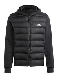 Czarna pikowana kurtka z zamkiem z przodu i kapturem. Charakteryzuje się kontrastującym gładkim materiałem rękawów oraz logo adidas na piersi.