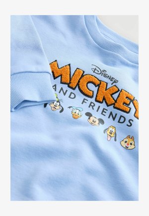 Vaaleansininen huppari, jossa on kohotettu oranssi "Mickey" -teksti, musta "and friends" -fontti ja sarjakuvahahmojen grafiikkaa alaosassa.