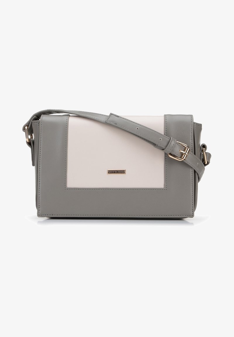Borsa a tracolla rettangolare grigia e beige in ecopelle, con un accento in hardware dorato e una tracolla regolabile.