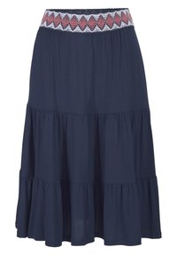 Gelaagde marineblauwe rok van zacht materiaal met een elastische tailleband, versierd met een gestreepte band in rood en wit.