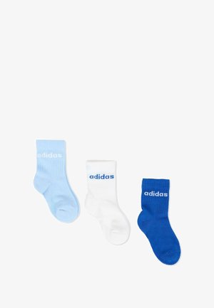 Ensemble de chaussettes Adidas comprenant trois paires : bleu clair, blanc et bleu foncé, chacune avec une texture tricotée et un logo de marque contrastant en bleu.