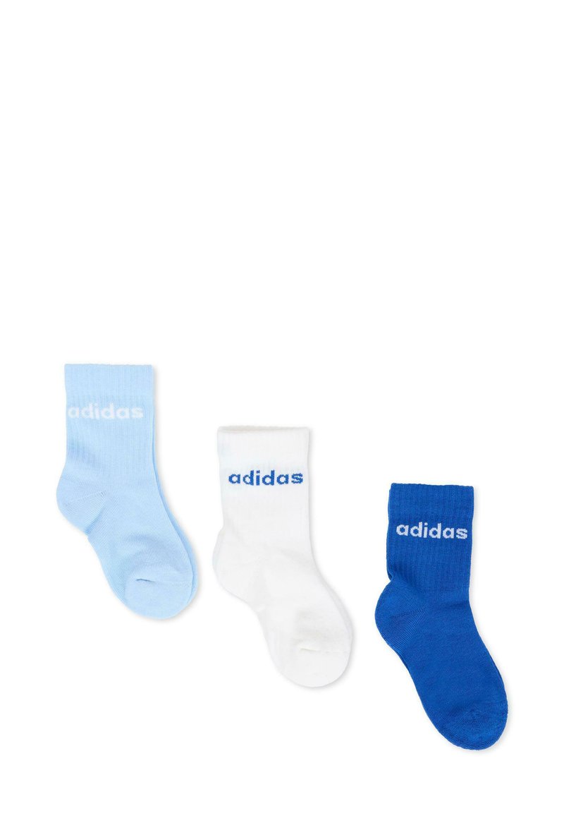Set di calze Adidas composto da tre paia: azzurro chiaro, bianco e blu scuro, ciascuno con texture a maglia e logo del marchio in contrasto di colore blu.