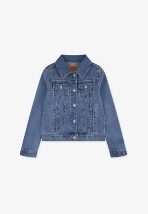 Chaqueta de mezclilla en azul claro, con cuello, cierre frontal de botones, dos bolsillos en el pecho, bolsillos laterales y detalles de costuras.