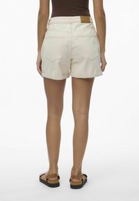 Vero Moda VMZURI MIX NOOS - Shorts vaqueros - ecru