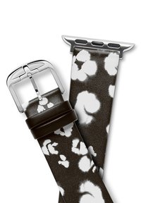 Correa de reloj de cuero en marrón oscuro con un patrón floral blanco. Dispone de una hebilla de metal plateado y un enganche para el cuerpo del reloj.
