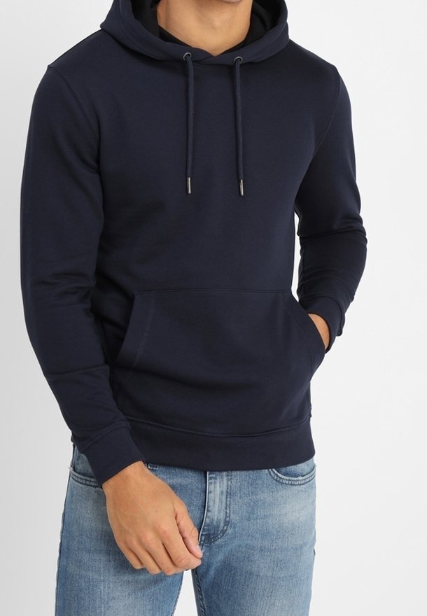 Sudadera con capucha azul marino hecha de tela suave, con bolsillo tipo canguro, cordón ajustable y puños acanalados para un mejor ajuste.