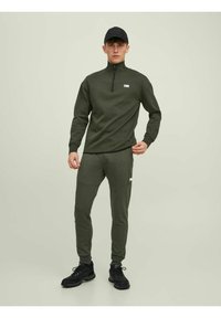 Jack & Jones JPSTWILL AIR PANTS - Spodnji deli trenirk - forest night
