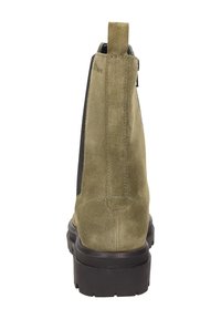 Ein olivgrüner Wildleder-Stiefelette mit strukturiertem Obermaterial, elastischen Seitenpaneelen und einer Zuglasche für einfaches An- und Ausziehen. Dicke schwarze Sohle.