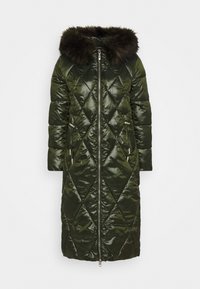 Lange, donkergroene, gewatteerde pufferjas met een glanzende textuur. Bevat een bontvoedsel capuchon, een rits aan de voorkant en een trekkoord om de taille aan te passen.