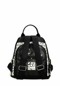 Sac à dos noir et blanc avec une texture froissée, orné d'imprimés graphiques et d'une étiquette rectangulaire. Bretelles ergonomiques et double poignées.