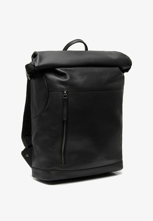 Schwarzer Leder-Rucksack mit Rollverschluss, vorderer Reißverschlusstasche, strukturiertem Finish und verstellbaren Trägern; elegantes und minimalistisches Design.