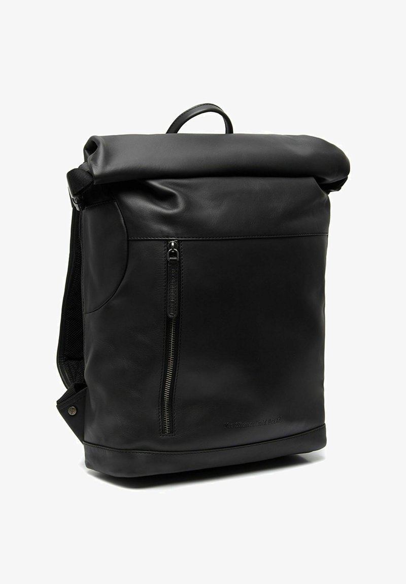 Zaino in pelle nera con chiusura roll-top, tasca frontale con zip, finitura testurizzata e spallacci regolabili; design elegante e minimalista.