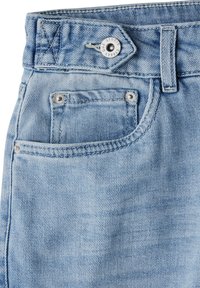 Jeans de mezclilla azul claro con un bolsillo frontal, botón plateado y detalles de costura visibles. Presentan un leve desgaste para darle textura.