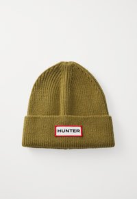 Maslinasto zelena pletiva kapa s preklopom i pravokutnom etiketom na kojoj stoji "HUNTER" u crnoj boji na bijeloj pozadini, obrubljeno crvenom.