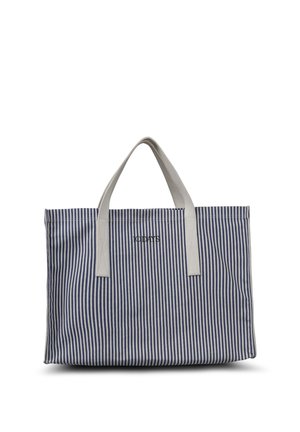Borsa a mano a righe in tessuto blu e bianco con manici grigi, caratterizzata da una forma rettangolare e un logo testuale sul davanti.