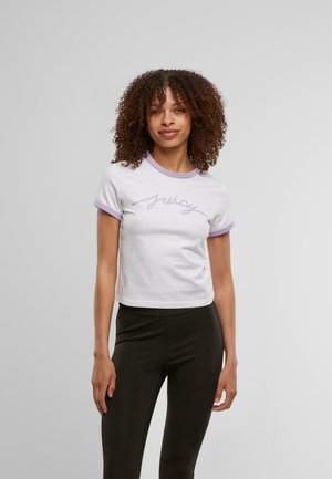 Witte cropped t-shirt met paarse geribbelde kraag en manchetten, voorzien van een cursieve "Juicy" tekst in lavendel op de voorkant. Gladde katoen stof.