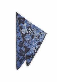 Écharpe en forme de triangle avec des motifs floraux complexes dans des nuances de bleu et de marine, avec des bords effilochés créant un aspect texturé.