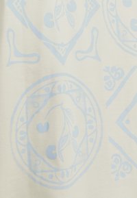 Lys cremefarvet stof med et lyseblåt cirkulært mønster, der har blade og små frugter, hvilket skaber et delikat, tekstureret design.