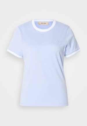 Απαλή μπλε μπλούζα φτιαγμένη από μαλακό ύφασμα, με στρογγυλή λαιμόκοψη με λευκή ραφή, κοντά μανίκια και ανάγλυφο λογότυπο μπροστά.