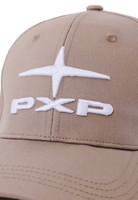 Gorra de tela marrón claro con un logotipo bordado en blanco que presenta una estrella y el texto "PXP", diseño estructurado, visera curvada y detalles cosidos.