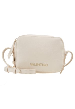 Mała beżowa skórzana torba na ramię z złotym logo Valentino i regulowanym paskiem na białym tle.