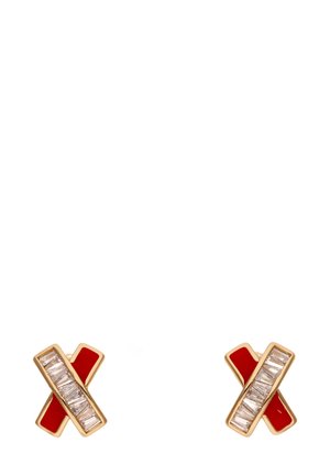 Cercei aurii în formă de X, cu accente de email roșu și un rând de pietre rectangulare clare așezate în centru.