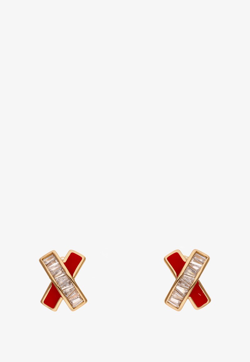 Zlaté náušnice ve tvaru písmene X s červenými smaltovými akcenty a řadou průhledných obdélníkových kamenů zasazených uprostřed.
