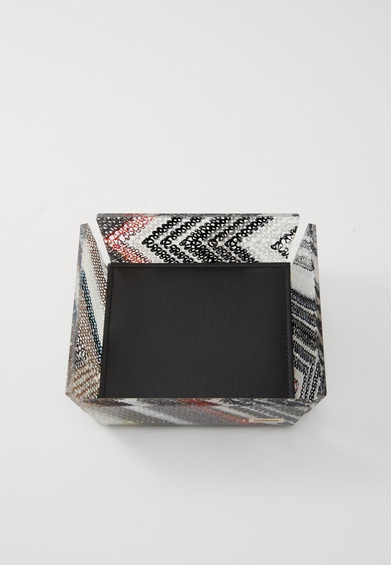 Boîte de rangement rectangulaire avec des côtés à motifs en tissu tissé multicolore. Base intérieure noire, bords texturés et coins nets.